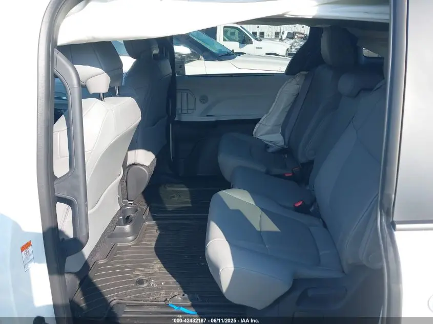 2025 TOYOTA SIENNA XLE