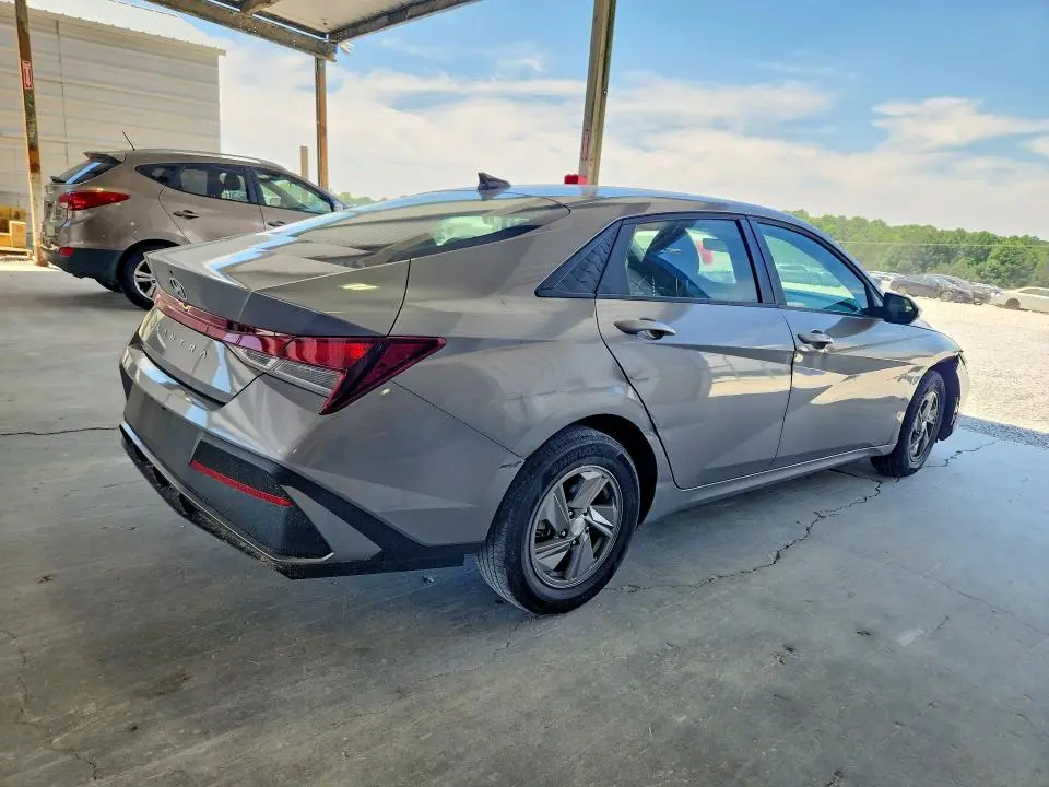 2024 HYUNDAI ELANTRA SE  