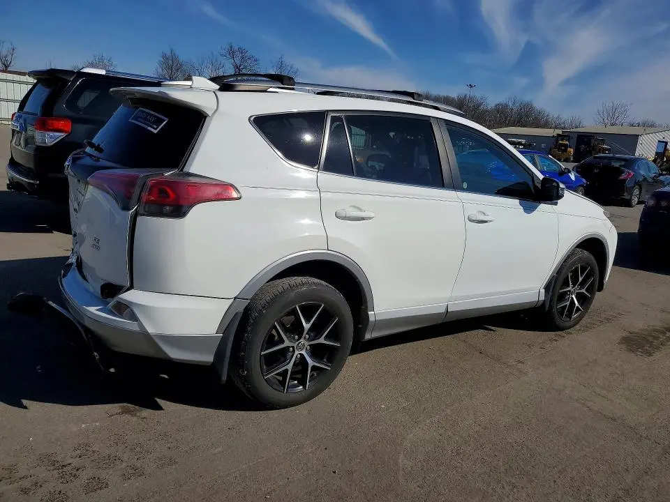 2018 TOYOTA RAV4 SE  