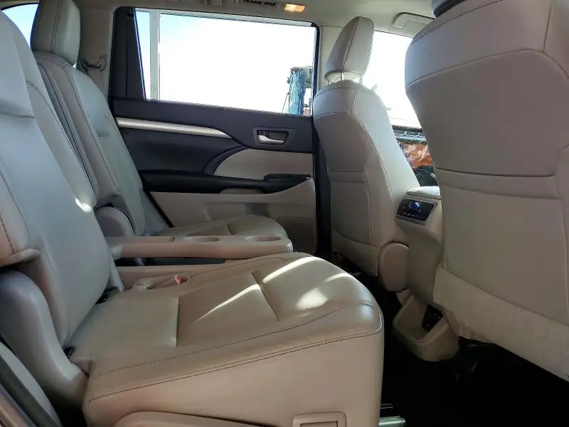 2017 TOYOTA HIGHLANDER SE  