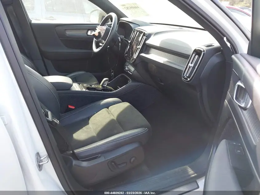 2022 VOLVO XC40 T5 R-DESIGN
