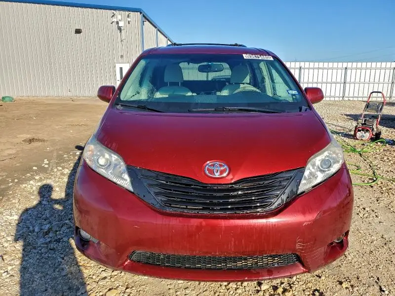 2013 TOYOTA SIENNA LE  