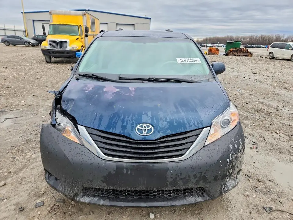 2011 TOYOTA SIENNA LE 8-PASSENGER  