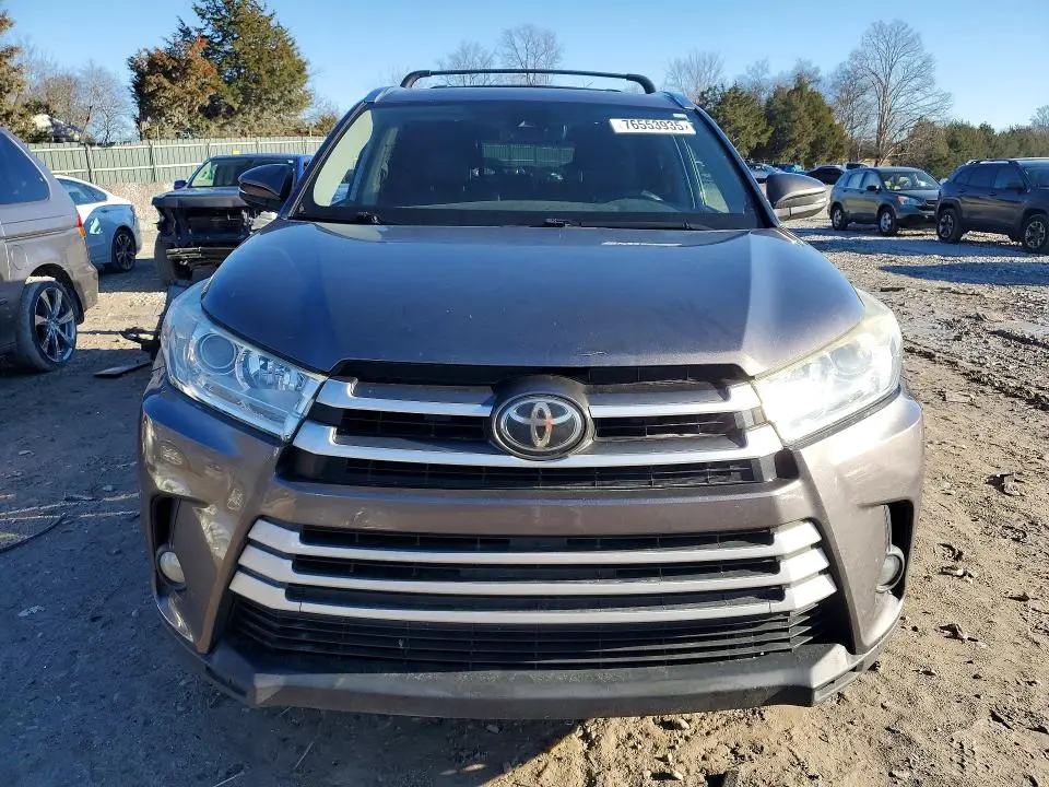2019 TOYOTA HIGHLANDER SE  