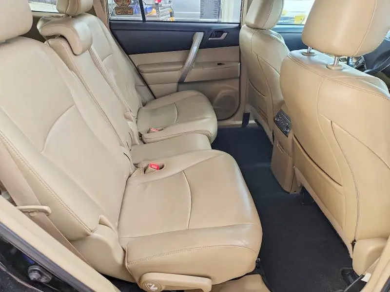 2011 TOYOTA HIGHLANDER SE  
