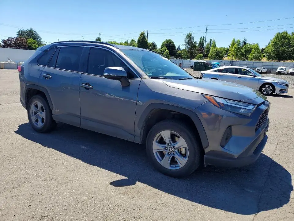 2022 TOYOTA RAV4 XLE  