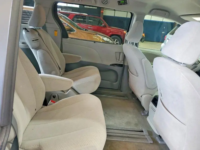 2014 TOYOTA SIENNA LE  