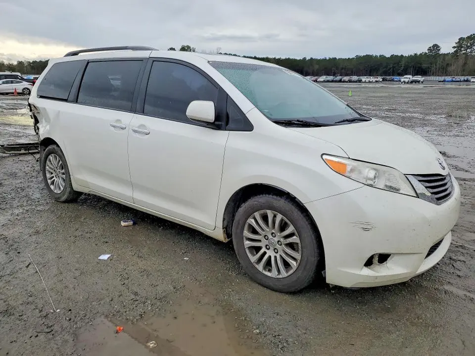 2015 TOYOTA SIENNA XLE 8-PASSENGER  