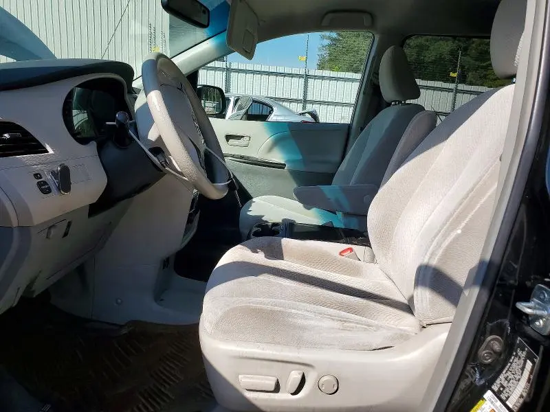 2013 TOYOTA SIENNA LE 8-PASSENGER  