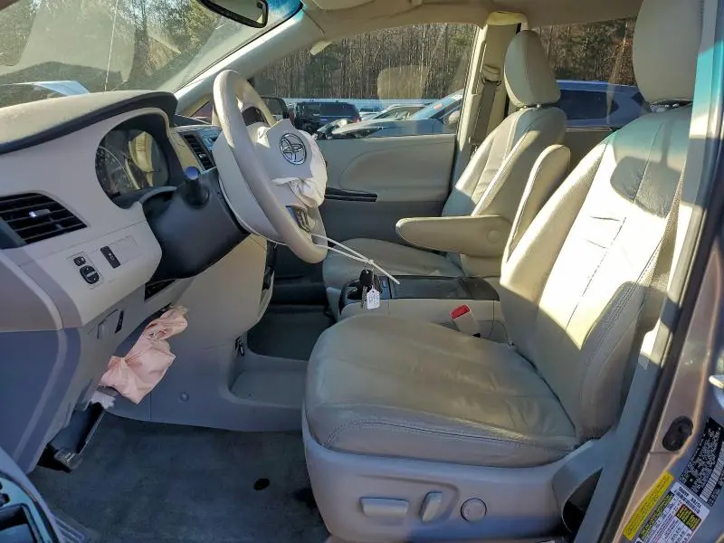 2013 TOYOTA SIENNA LE  