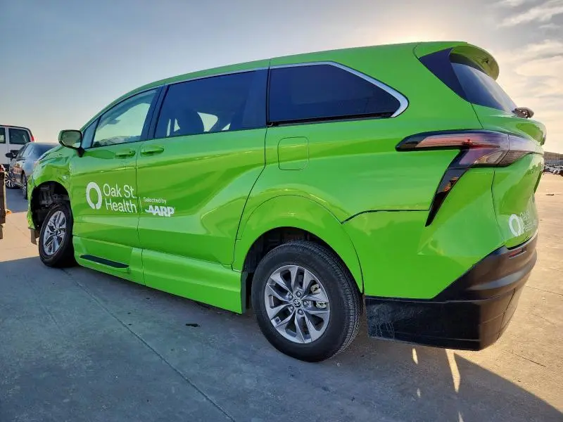 2024 TOYOTA SIENNA LE  
