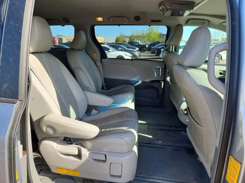 2014 TOYOTA SIENNA XLE 8-PASSENGER  