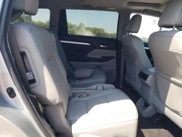2017 TOYOTA HIGHLANDER SE  
