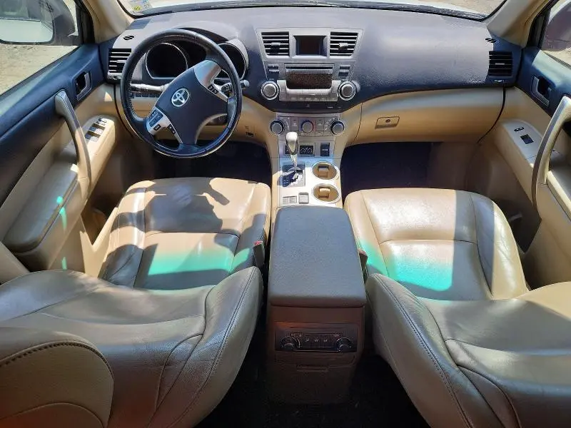 2011 TOYOTA HIGHLANDER SE  