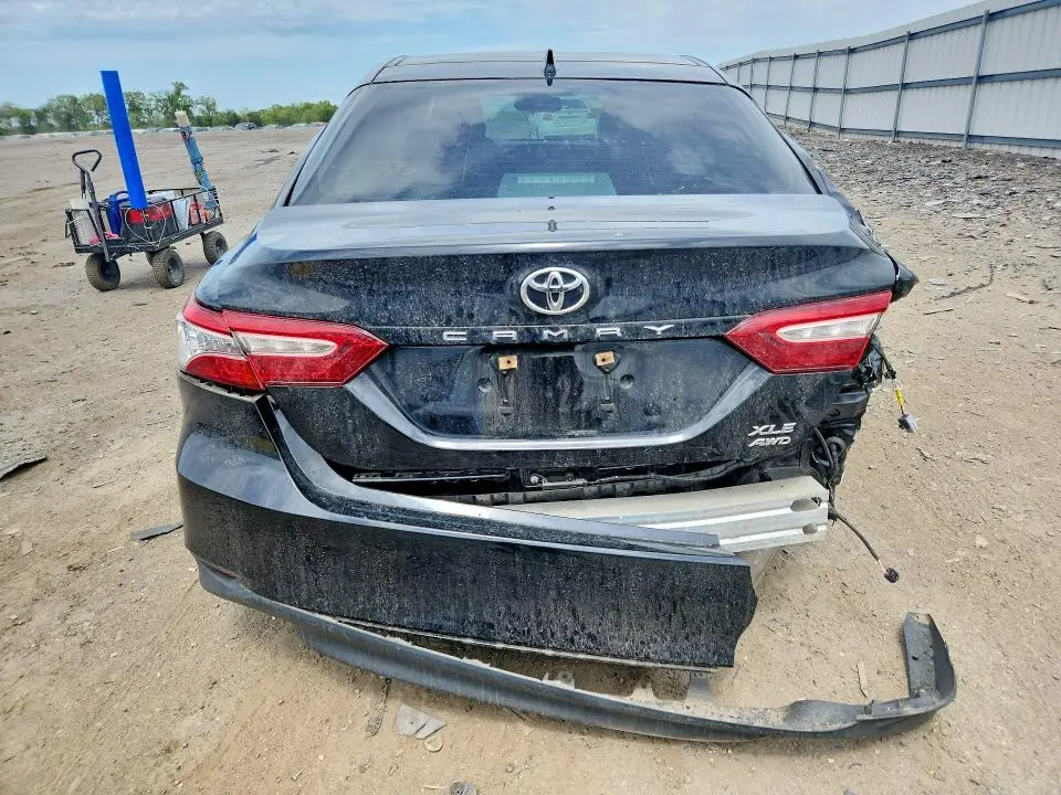 2020 TOYOTA CAMRY XLE  