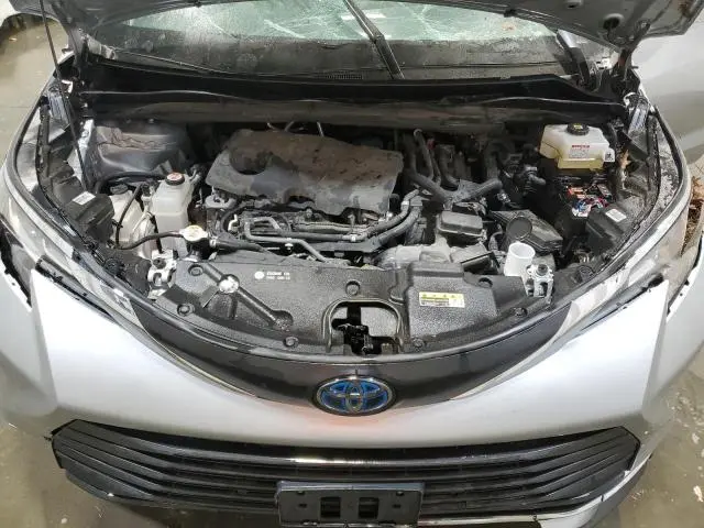 2021 TOYOTA SIENNA XLE  