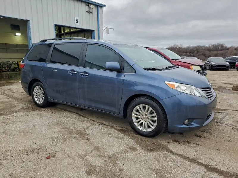 2016 TOYOTA SIENNA XLE  