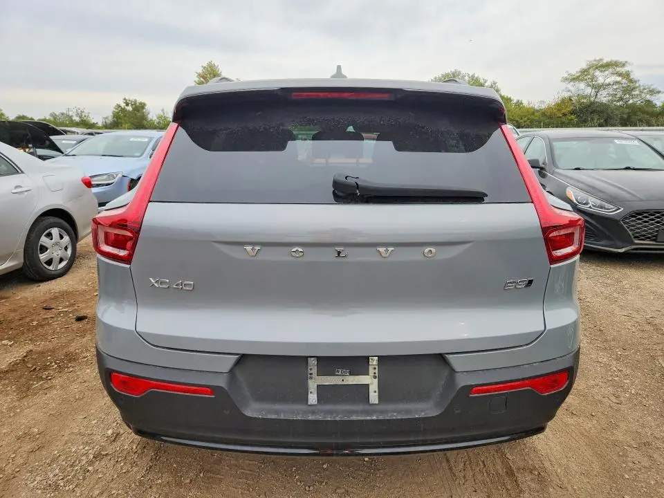 2024 VOLVO XC40 PLUS  