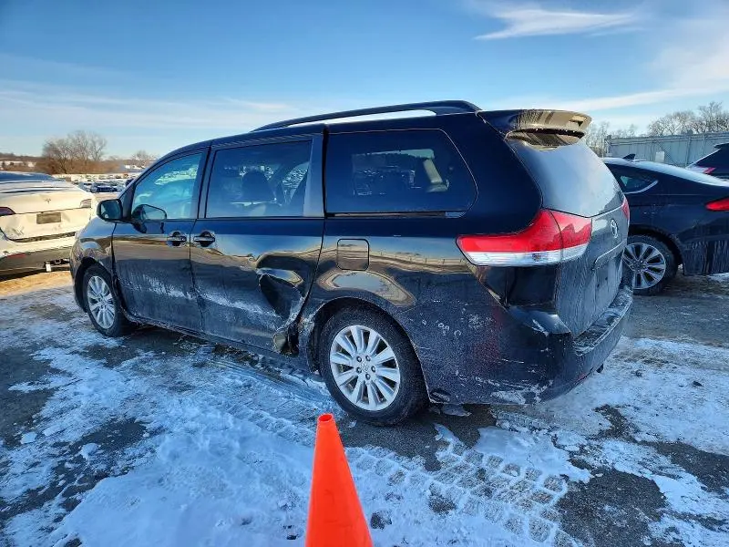 2013 TOYOTA SIENNA XLE  
