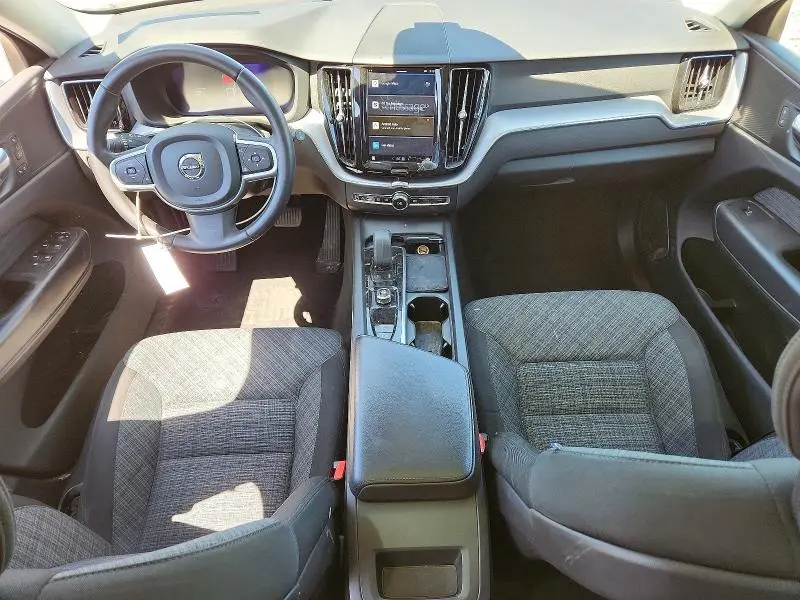 2022 VOLVO XC60 B5 MOMENTUM  