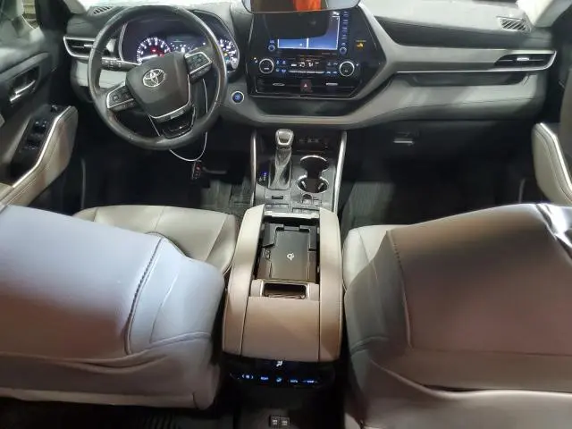 2021 TOYOTA HIGHLANDER XLE  