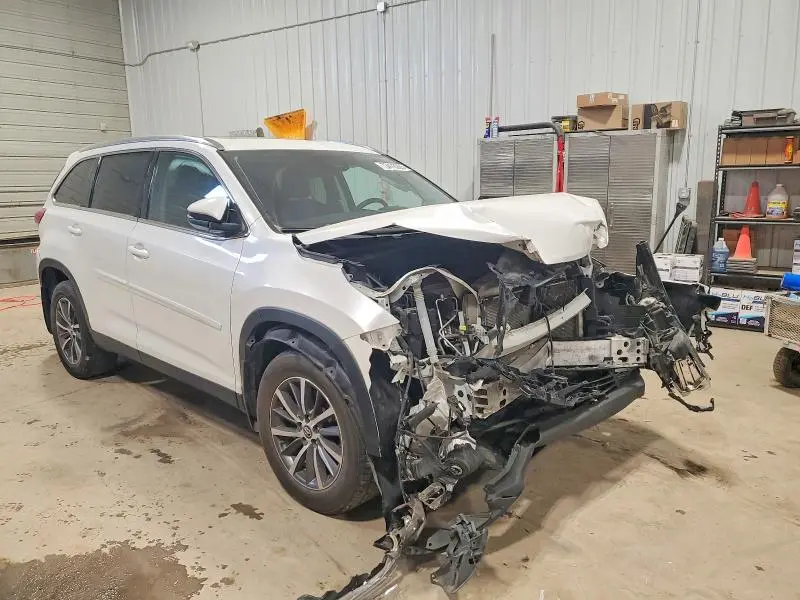 2019 TOYOTA HIGHLANDER SE  