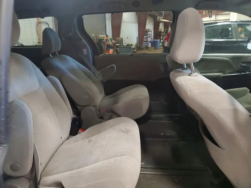 2019 TOYOTA SIENNA LE  