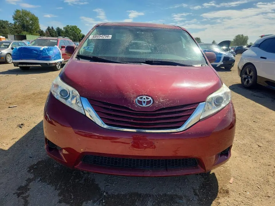 2017 TOYOTA SIENNA LE  