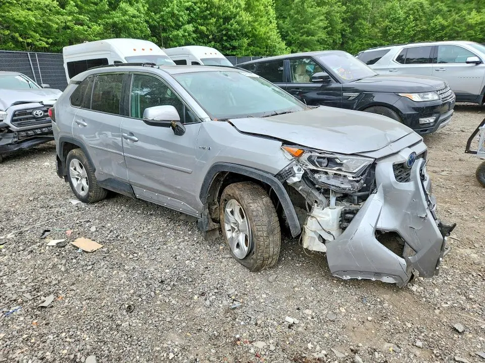 2021 TOYOTA RAV4 XLE  