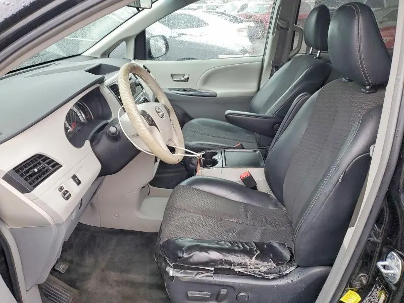 2011 TOYOTA SIENNA SE 8-PASSENGER  