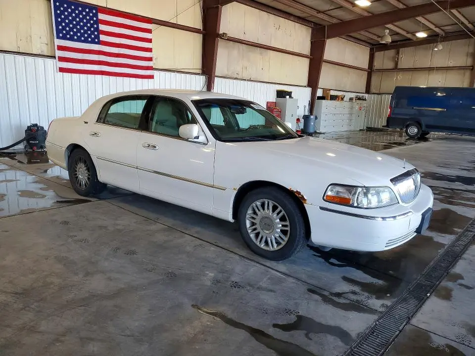 2011 LINCOLN TOWN CAR SIGNATURE LIMITED  