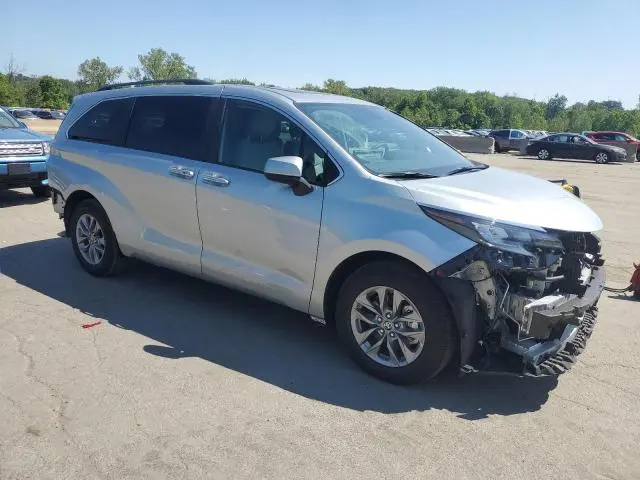 2025 TOYOTA SIENNA XLE  