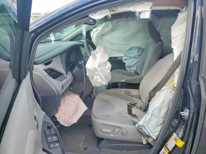 2015 TOYOTA SIENNA LE 8-PASSENGER  