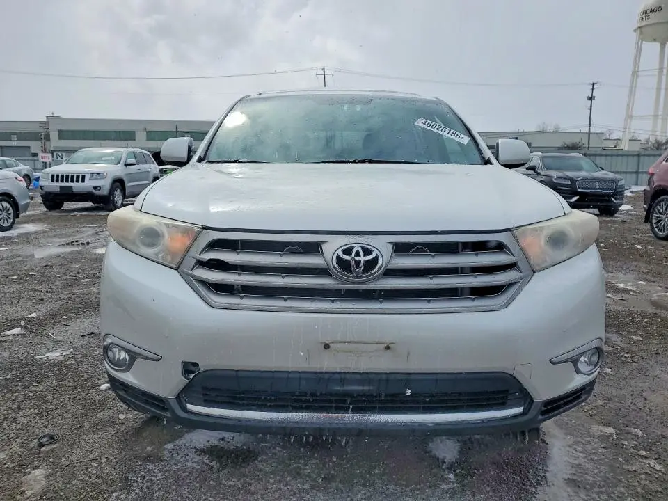 2013 TOYOTA HIGHLANDER SE  