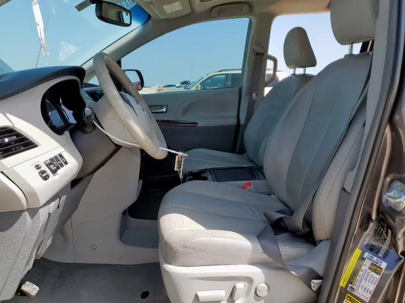 2014 TOYOTA SIENNA XLE  