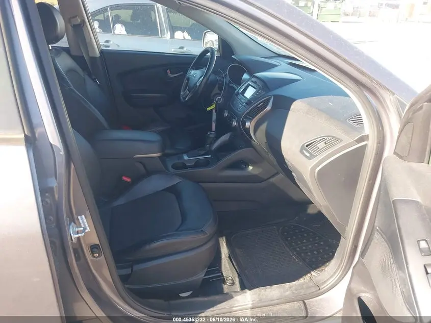 2015 HYUNDAI TUCSON SE