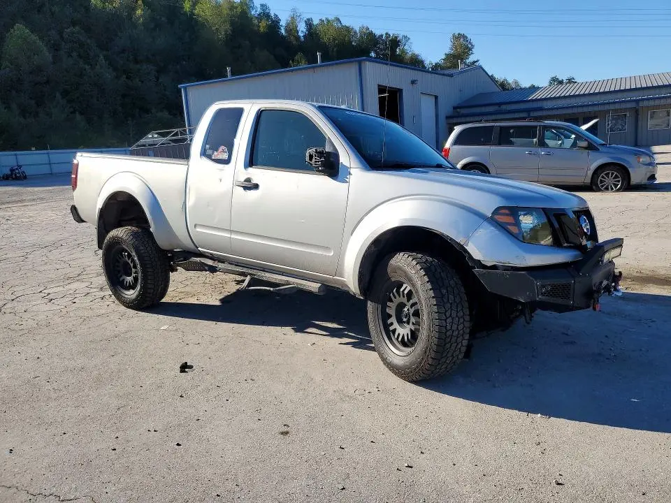 2011 NISSAN FRONTIER SV V6  