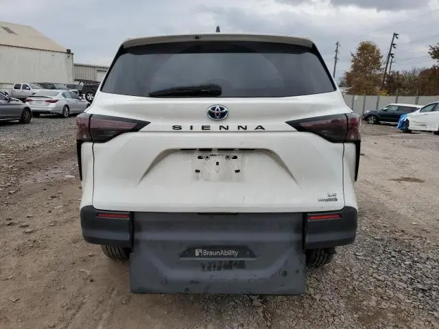 2024 TOYOTA SIENNA LE  