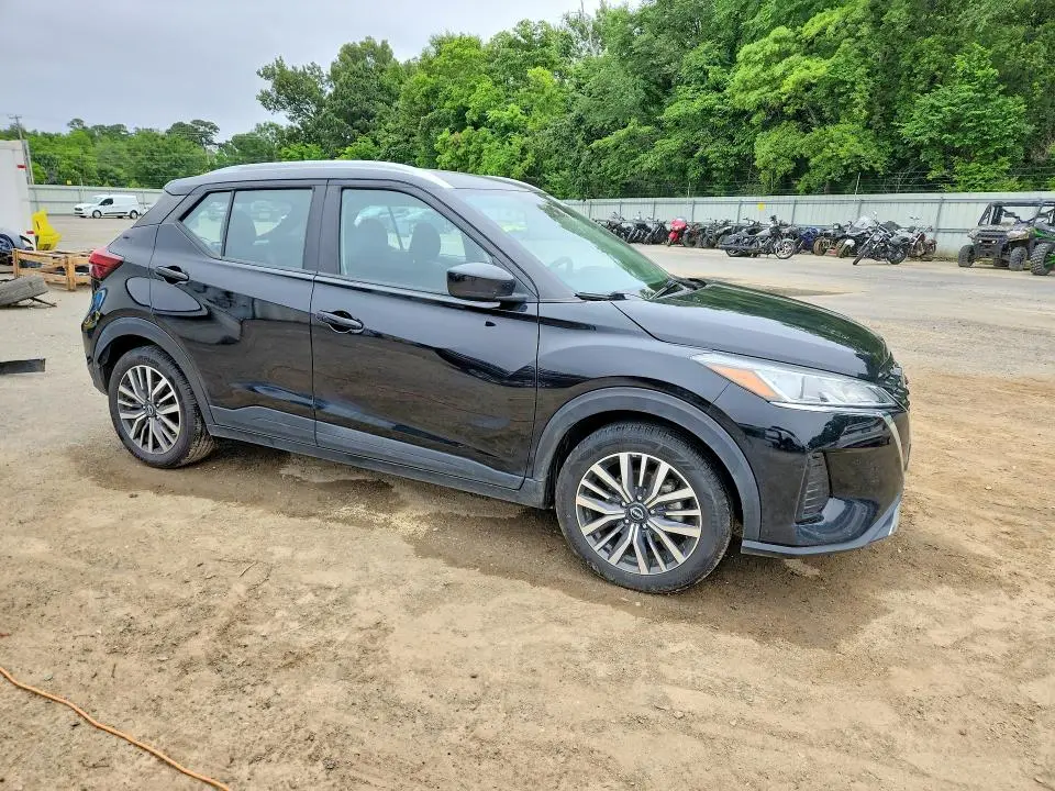 2022 NISSAN KICKS SV  