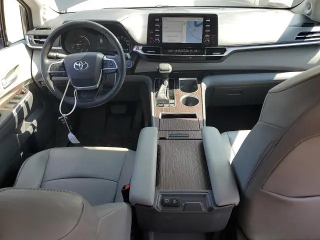 2021 TOYOTA SIENNA XLE  