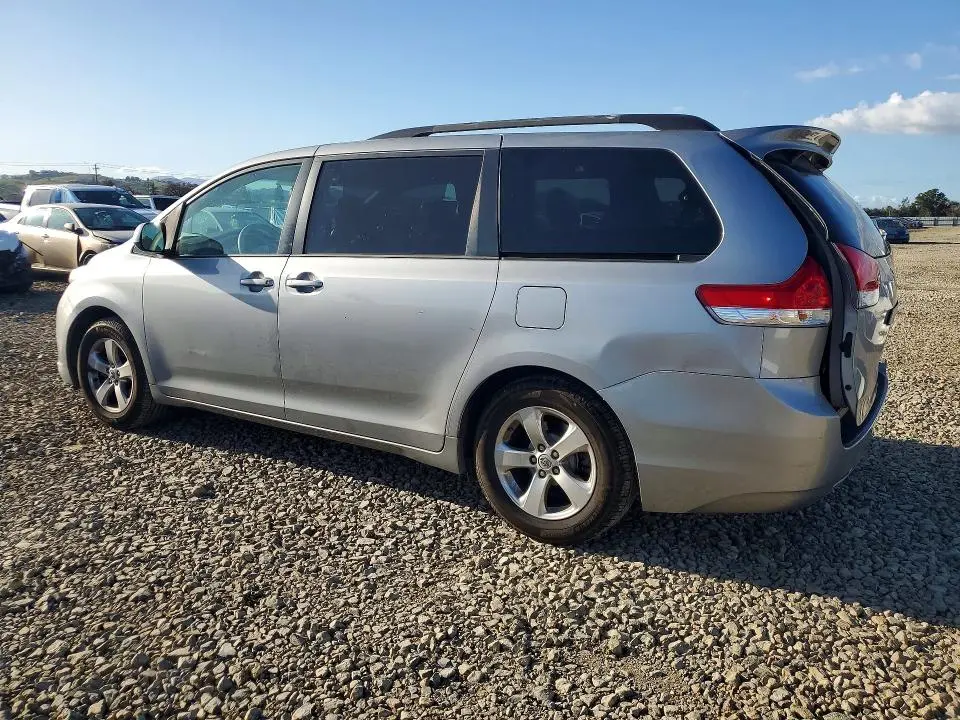 2013 TOYOTA SIENNA LE 8-PASSENGER  