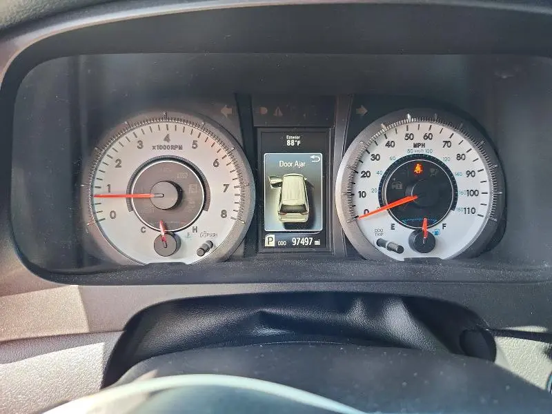 2016 TOYOTA SIENNA SE  