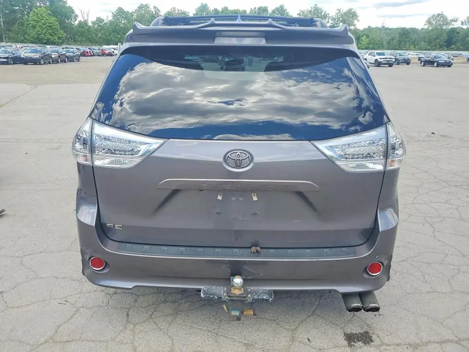 2017 TOYOTA SIENNA SE  