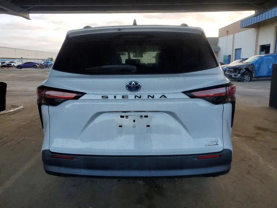 2021 TOYOTA SIENNA LE 8-PASSENGER  