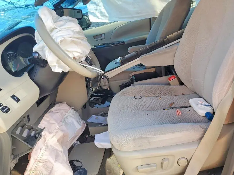 2011 TOYOTA SIENNA LE  