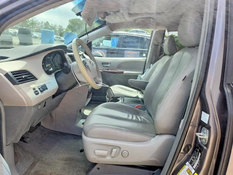 2014 TOYOTA SIENNA XLE 8-PASSENGER  