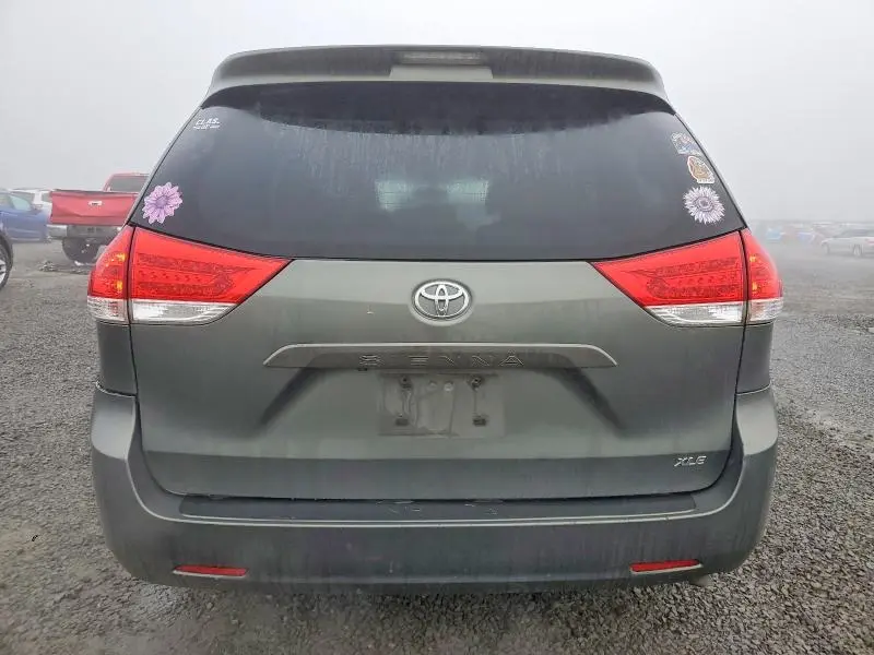 2013 TOYOTA SIENNA XLE  