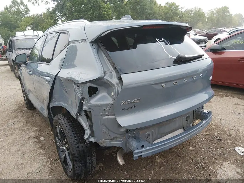 2023 VOLVO XC40 B5 CORE