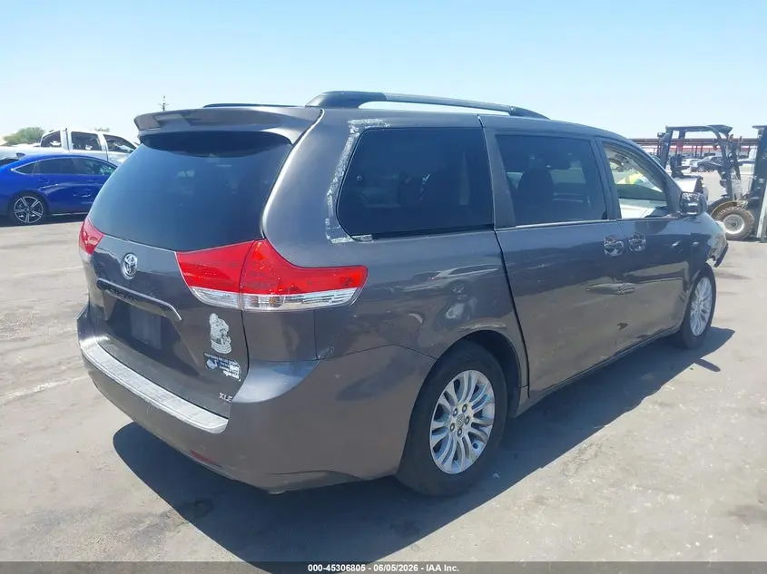 2013 TOYOTA SIENNA XLE V6 8 PASSENGER