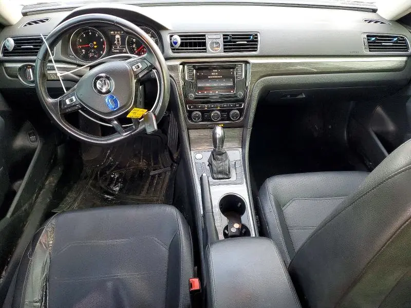 2017 VOLKSWAGEN PASSAT SE  